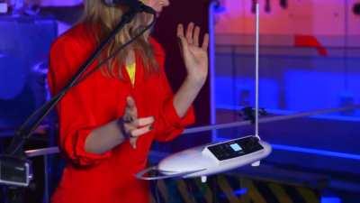 Музыкальный инструмент, на котором играют, не касаясь. Требует идеальных слуха и координации движений. 