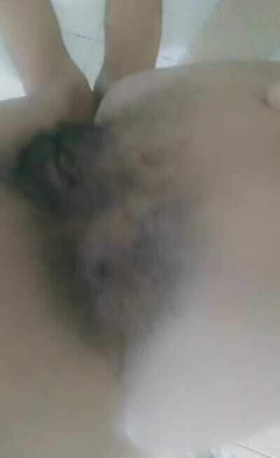 Naughty paki stretches her hairy holes😍