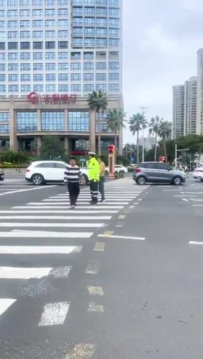 3.9日海南海口，，网友:男子欠钱被人追债，路上幸得交警保护脱险