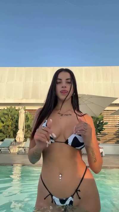 Grel le muove in piscina🥵