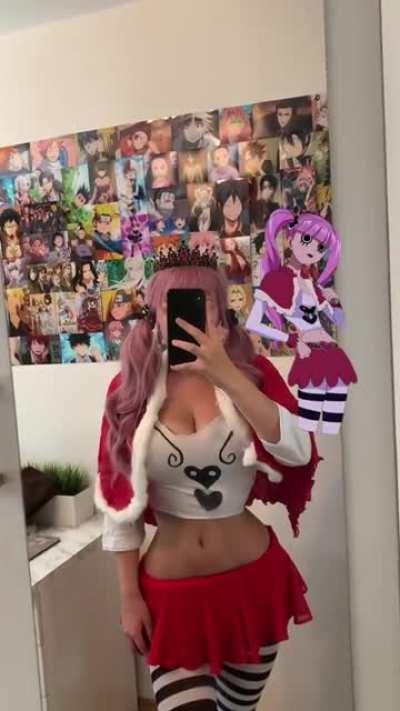 Linakaneki cosplaying all the best One Piece women