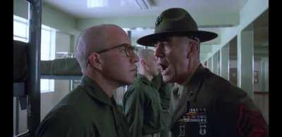 Hayatımda ilk defa bu kadar düzgün bir dublaj gördüm. Bire bir çevirmişler. (Film: Full Metal Jacket)