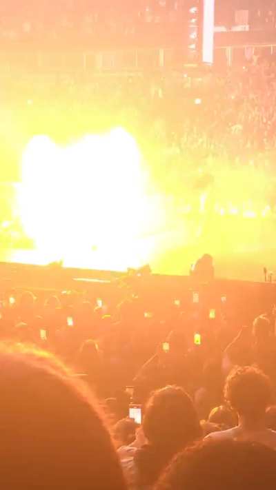 Short clip from the Chicago show last night.