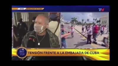 Manifestaciones en la embajada de Cuba por Cubanos mientras joven de izquierda le dice 