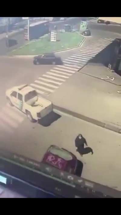 Patrullero sin conductor cruzó una avenida transitada de Temperley, la acompañante no supo contralar la situación y se bajó del vehículo