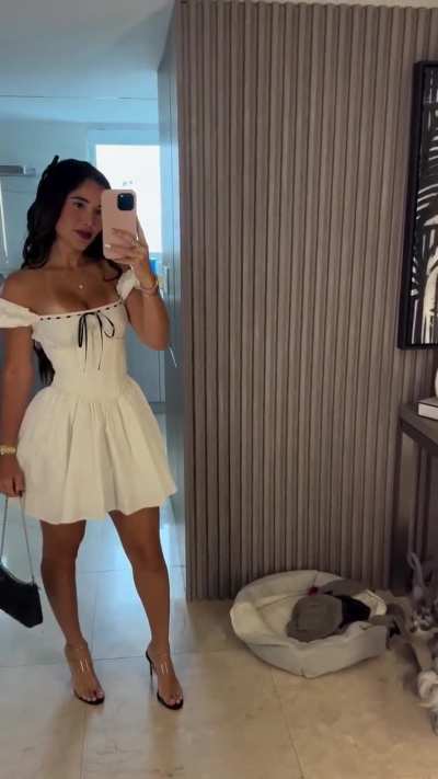 join this community, like, comment and become a member!! give that strength guys!! she is so beautiful!! Angie Varona 😍😍😍🤍🖤🤍