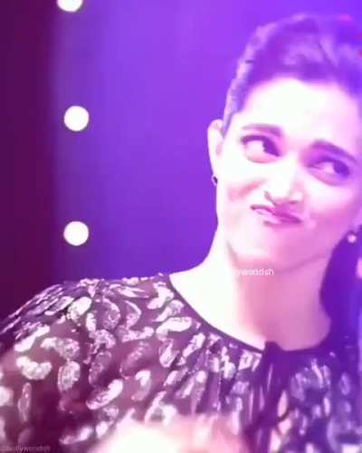 Deepika just can't get her hands off Ranbir 😩