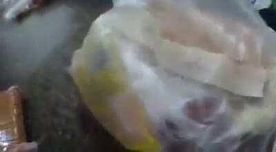 Como tentam entregar celulares e baterias na cadeia