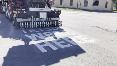 Truck-mounted thermoplastic printer for road marking