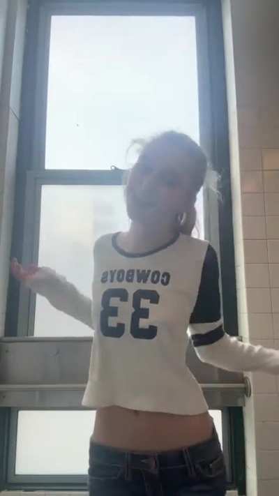 Low waist jeans + tight little body: 😍