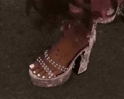 Ariana Grande pretty toes..