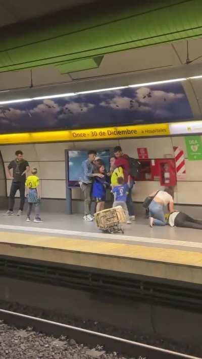 Pelea en el subte entre un vendedor de boca cargando a uno de river.