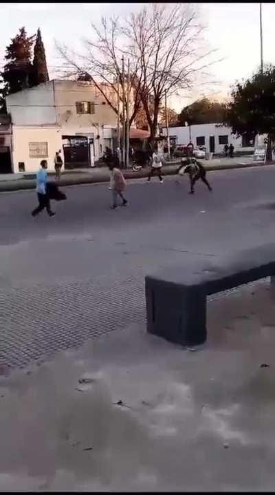 Hinchas de Gimnasia agarraron a piedrazos a los de Romerense creyendo que eran de Estudiantes