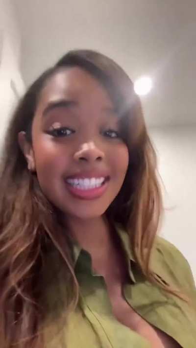 H.E.R singing and looking amazing