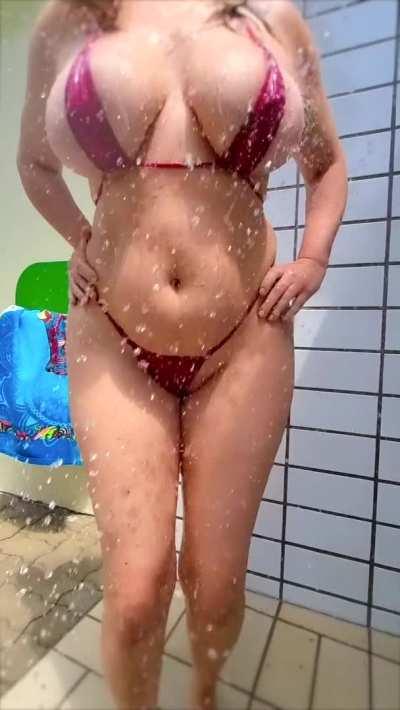 Someone's getting an eyeful at the local pool's public shower ð¥¤ð [f]