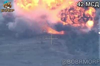 RU pov: Ukrainian tank that exploded catastrophically was actually hit by a FPV drone and not a Krasnopol munition. 