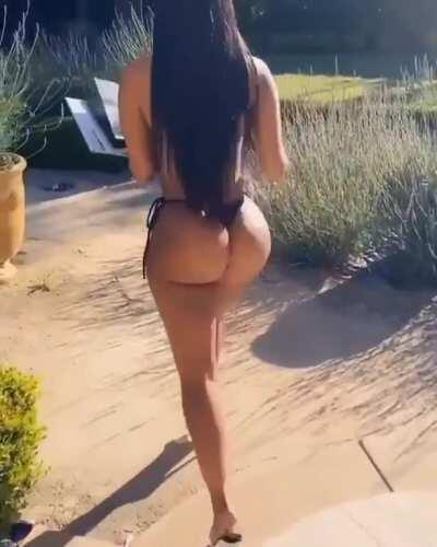 Delicious Booty Walk