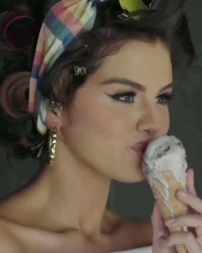 Selena Gomez and her sucking lips