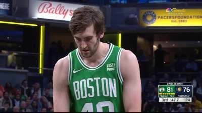 [Highlight] Luke Kornet celebrating his free throws with the Celtics Bench after the team collectively shot 4-12 FT in the game