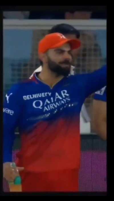 Anushka harrassing others for throwing garbage while Virat does this kind of shit🤡