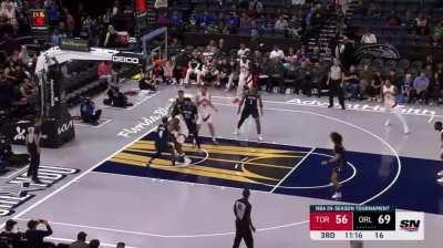 [Highlight] Jalen Suggs decides the paint is his and rips the ball away from OG Anunoby