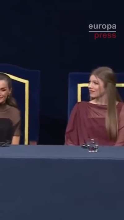 Este discurso me ha hecho querer llamar a mi hermana... la verdad es que cada vez cojo mas cariño a estas niñas!!