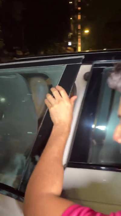 Varun Jahnvi almost Mobbed 