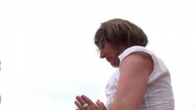 Конор раздает