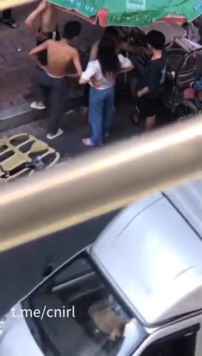 两个儿子抓老妈出轨