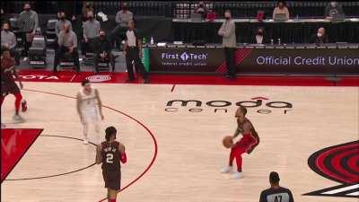[Highlight] Damian Lillard casually evades flying Ball