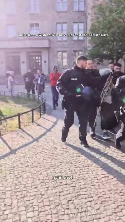 During a protest organized by the Left Party in Berlin in solidarity with civilians in Gaza, a Jewish activist was arrested by Berlin police for holding a sign supporting Gaza’s children and calling for an end to the war.