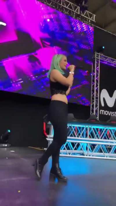 Diana Monster En El Escenario