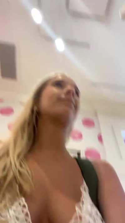 I always get excited when I go to Victorias Secret 💋 [GIF]