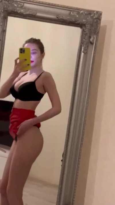 Tight skirts always make me look really juicy😇