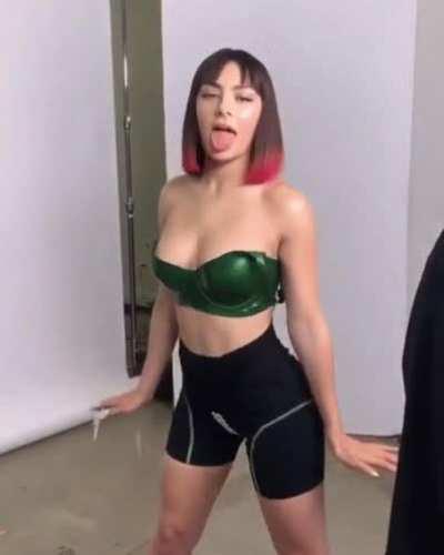 Charli XCX hips