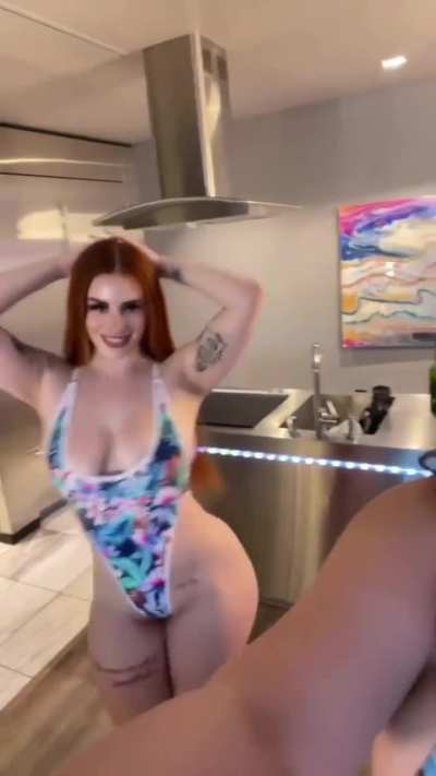 BRUNETTE OR REDAHEAD