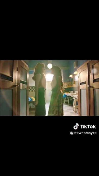 new edit! S7xE6: Cheryl and Toni kiss.