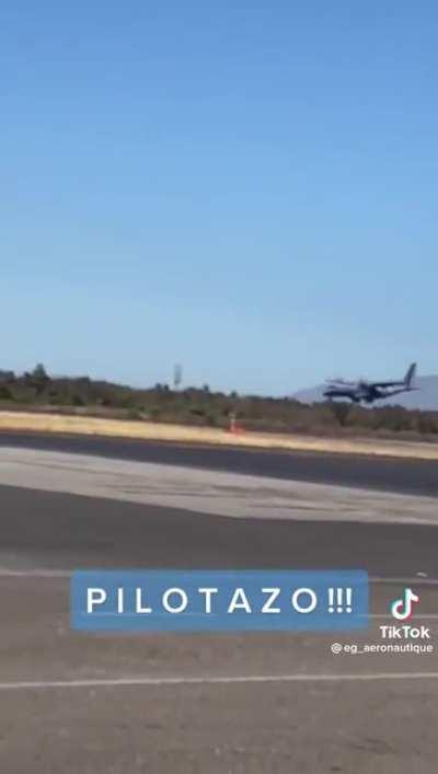 Mis respetos para este piloto y para toda la Fuerza Aérea Mexicana. Estos son hombres de verdad, que se la pasaron estudiando, practicando y esforzándose para ser alguien mejor cada día. No los morritos cagados, que escuchan un narcocorrido y ya se siente