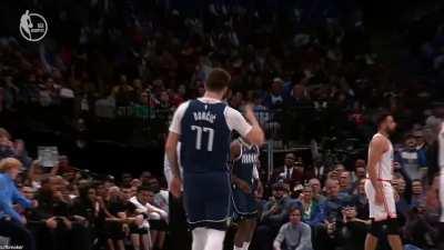 [Highlight] Luka Doncic hits his 5th triple then mocks the referee after the carry call on the previous play