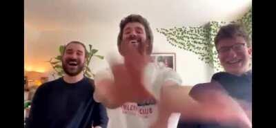 found this on twitter and it's hilarious. if anyone knows the @ comment please