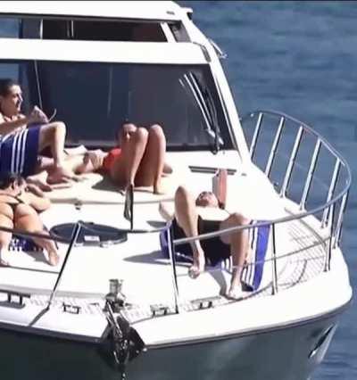 Queen’s tanning booth