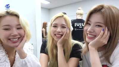 200903 Mina and Sana copying Chaeyoung