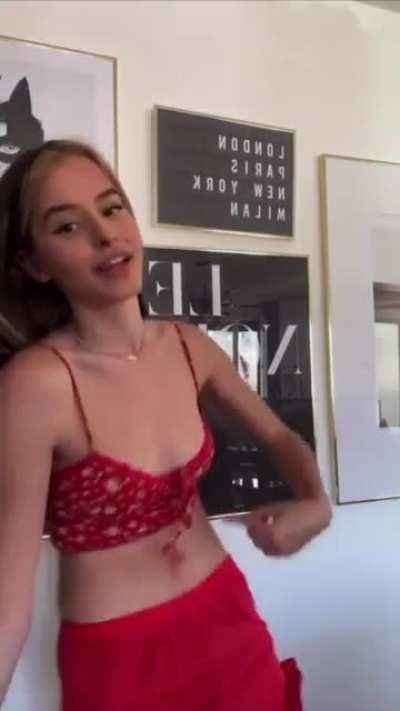 I luv her cleavage 😍😍