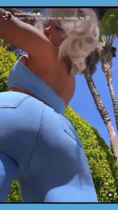 @theestallion Megan thee stallion 👖 🍑