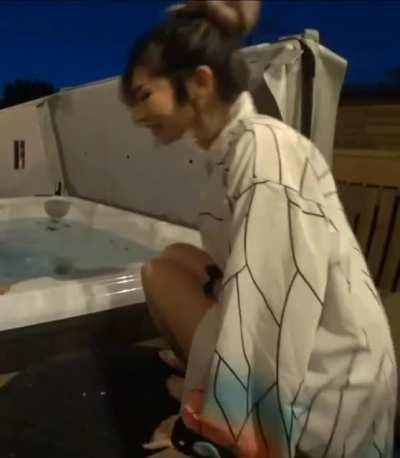 2 more Leena clips from the hot tub stream 👀