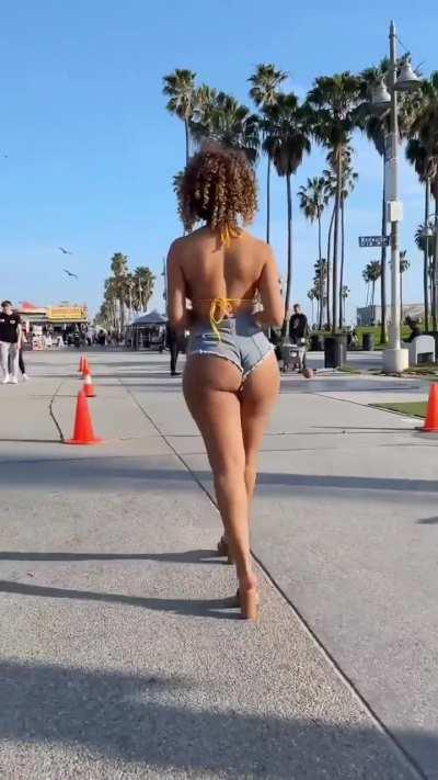 Chiara P (@kiarapeachlegit)