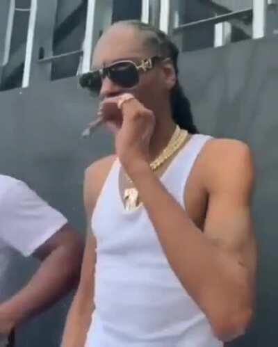 Nobody is turning down a blunt from snoop let's be real😂😂