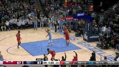 [Highlight] Tyus Jones threads the needle to find Brandon Clarke for the fast break slam!