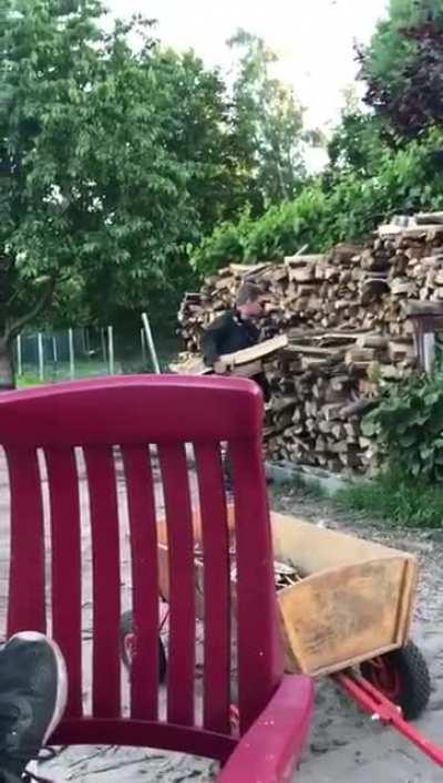 I have to take a look on the fire before putting more wood on it...