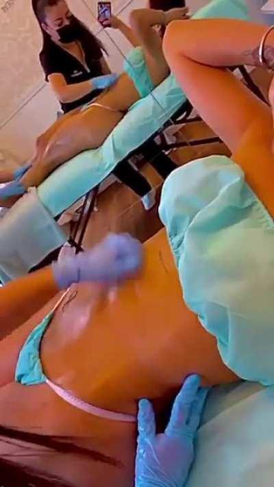 Le acabo de editar el color, se le notan los pezones no?